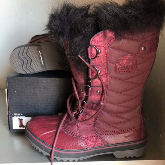 Sorel Tofino II snow boot. Rich wine color. Size 6.5. Like new - Picture 5 of 9